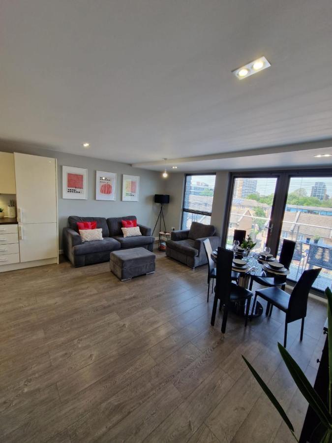 Modern 3 Bed Flat With Private Terrace In Shoreditch Apartment London