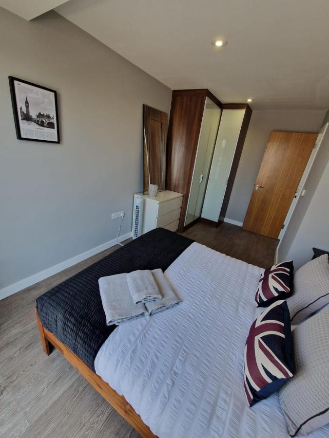 Modern 3 Bed Flat With Private Terrace In Shoreditch Apartment London