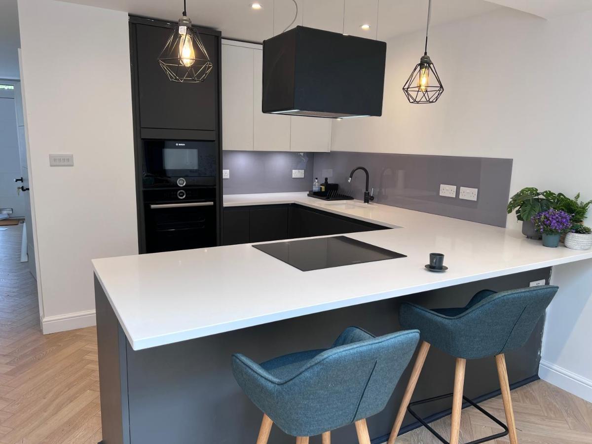 Beautiful 5-bedroom Private House In Quiet Street 2 Minutes From Station Holiday home *