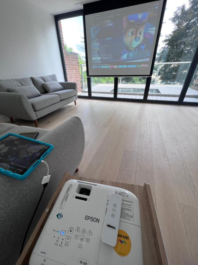 Beautiful 5-bedroom Private House In Quiet Street 2 Minutes From Station London