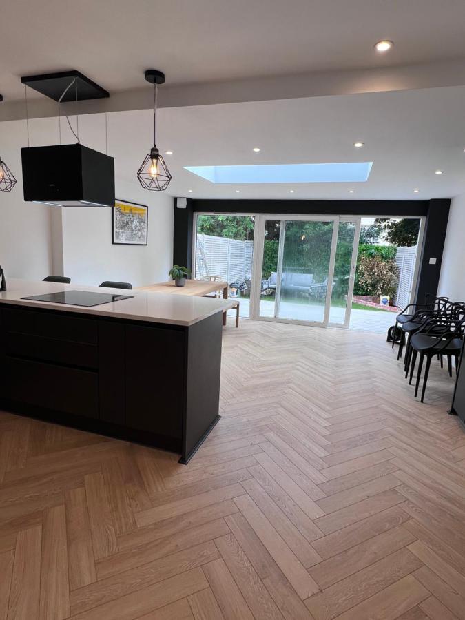 Beautiful 5-bedroom Private House In Quiet Street 2 Minutes From Station Holiday home *