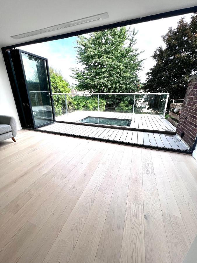 Beautiful 5-bedroom Private House In Quiet Street 2 Minutes From Station Holiday home