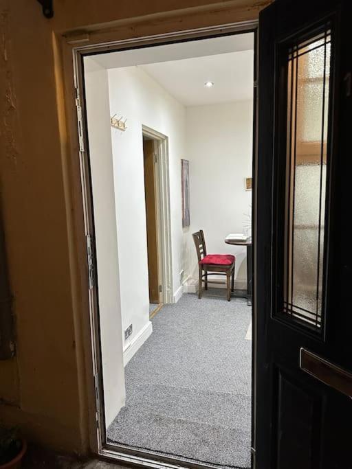 Super Spacious, Grnd Floor Flat * London