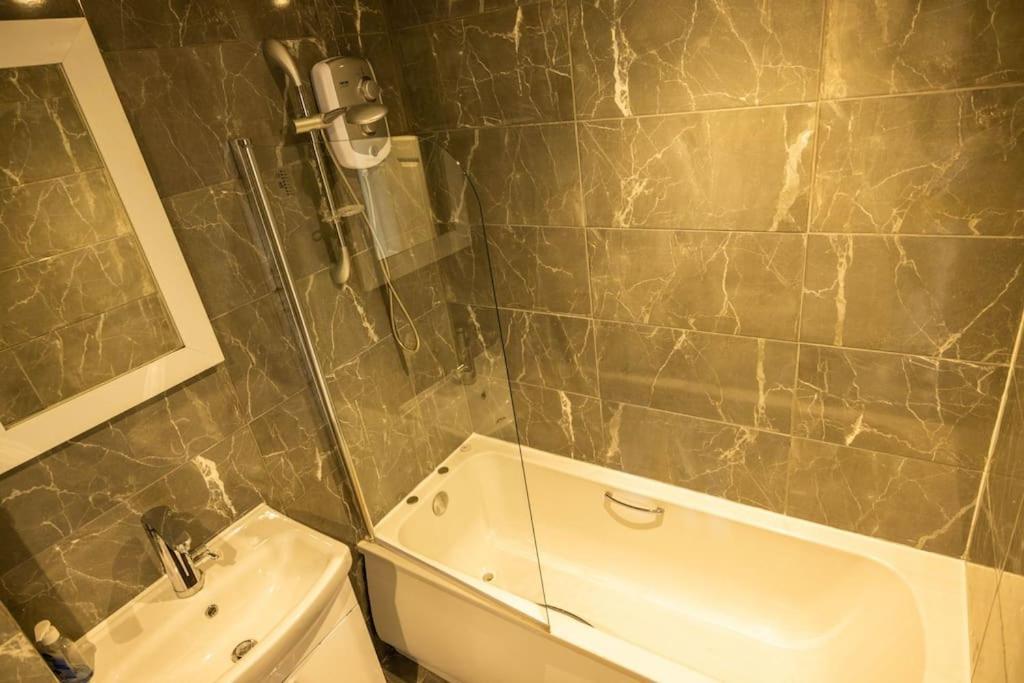 Apartment 2 Bedrooms -parking-very Spacious-wifi *