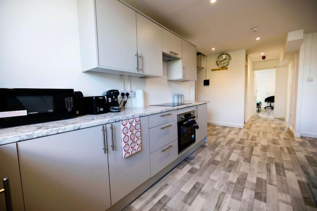 2 Bedrooms -parking-very Spacious-wifi * London