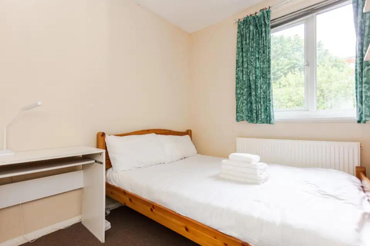 Homely 3 Bedroom House With A Garden Holiday home