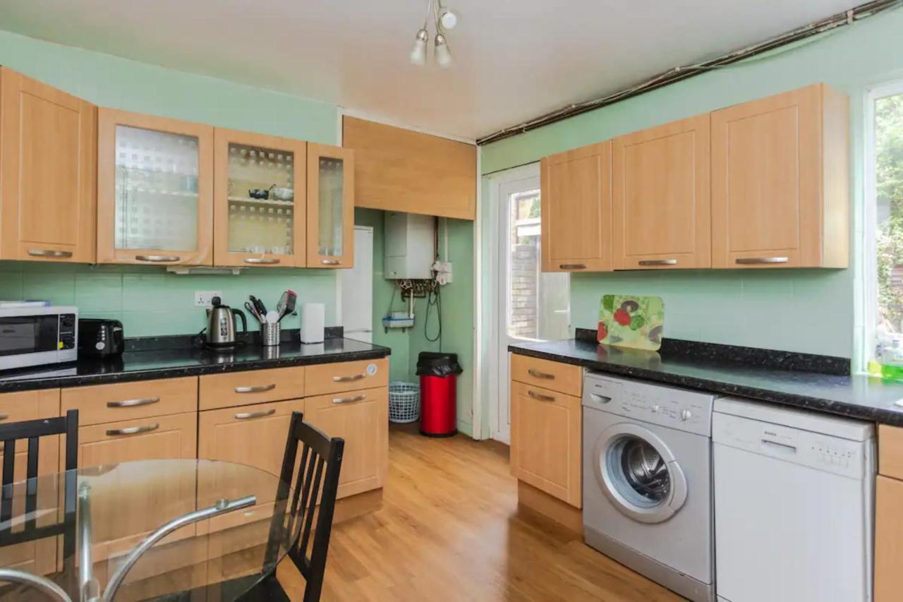Homely 3 Bedroom House With A Garden Holiday home *