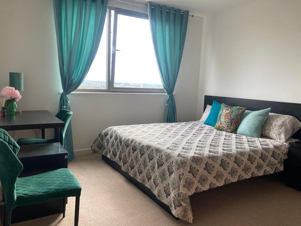 View Short Walk To Tower Bridge, Free Car Parking Apartment *