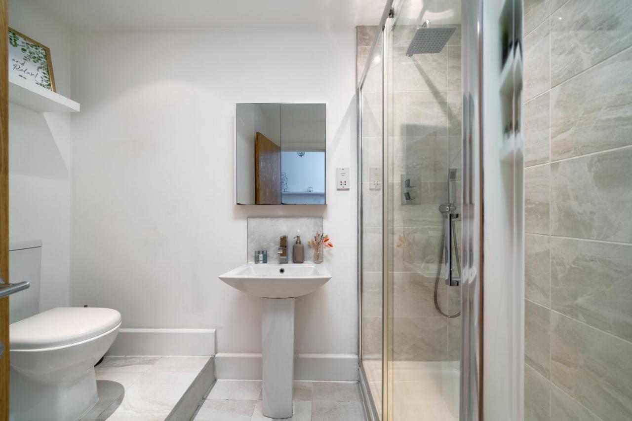 Modern 1 Bedroom City Penthouse Apartment *