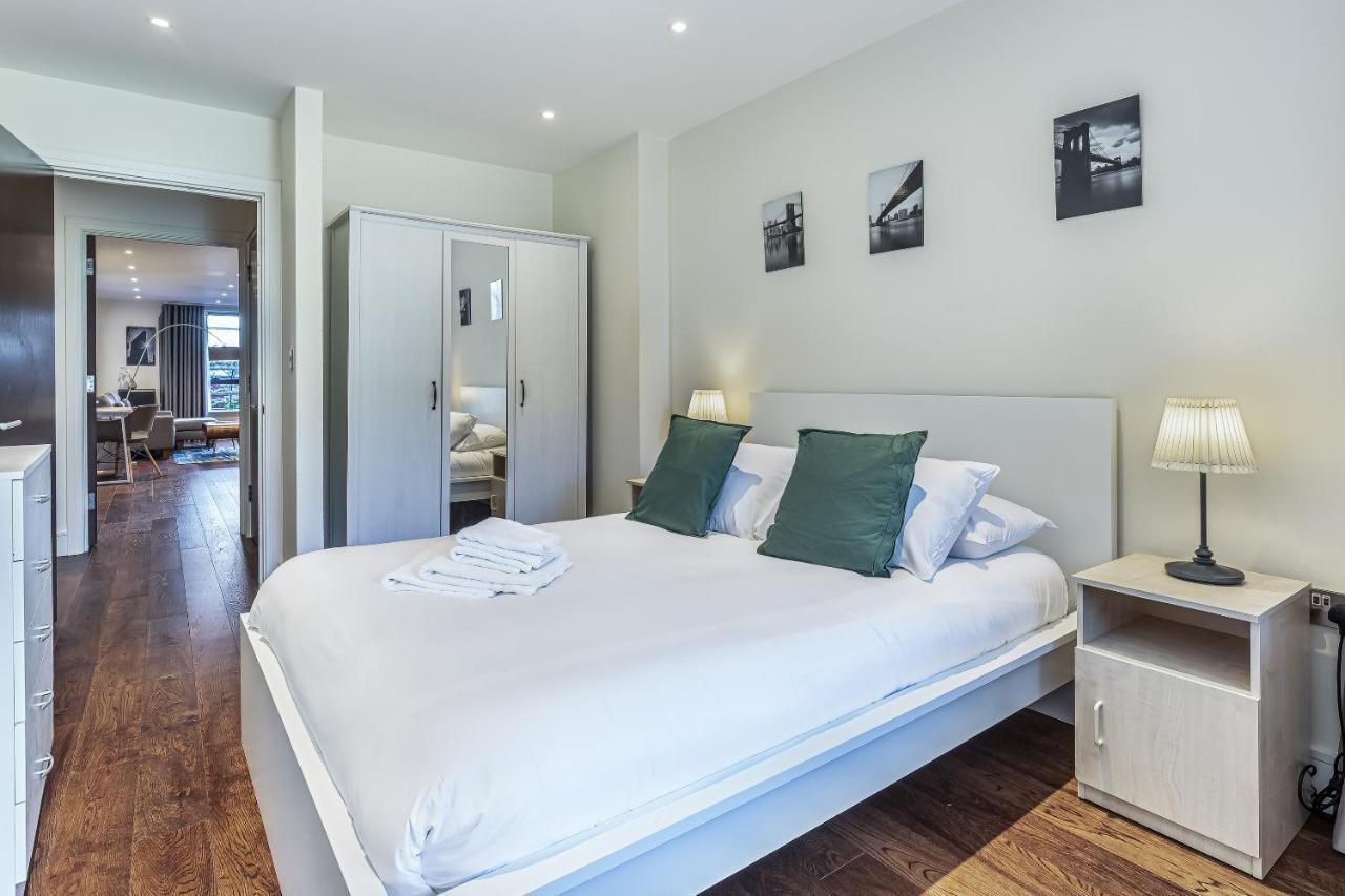 Apartment 3 Bedrooms Close To Canning Town & Excel