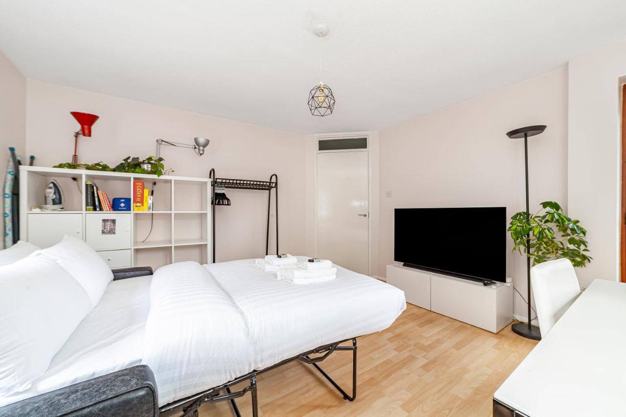 Lovely In Tower Hill, Fantastic Location