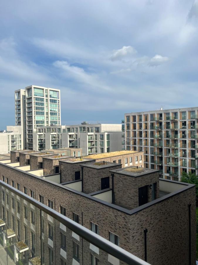 Apartment Dockside With Scenic Views London