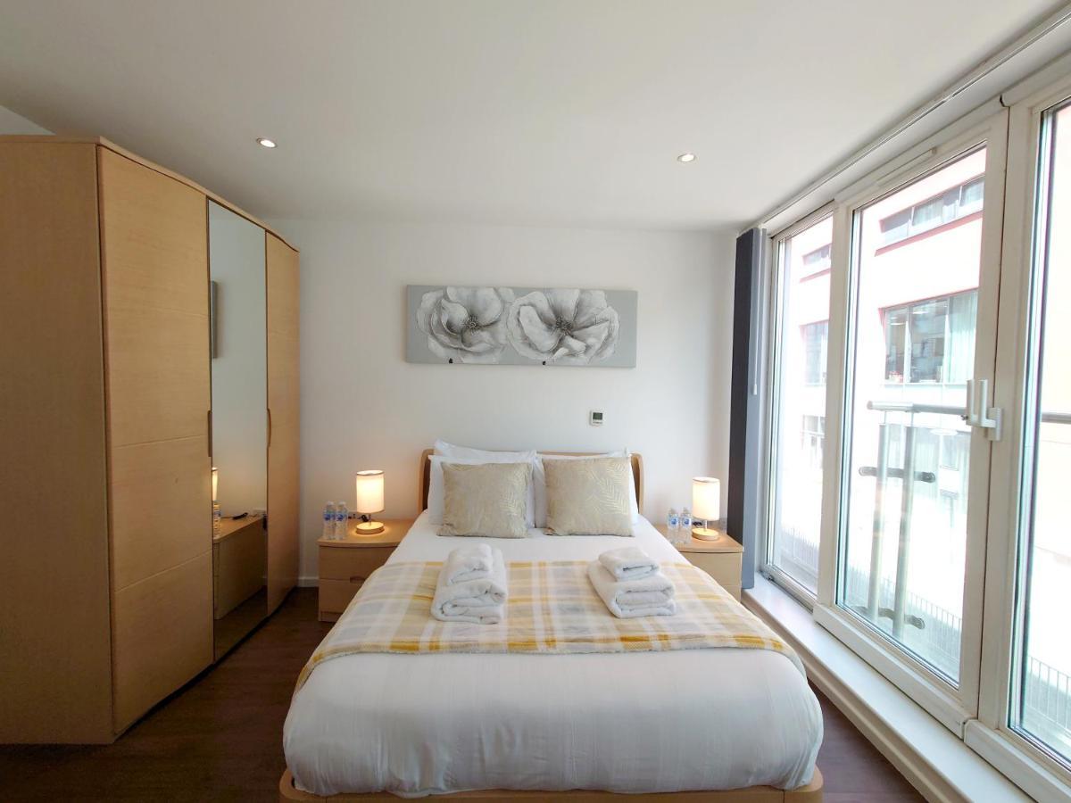 Fully Serviced Two Bed By Excel & O2 Apartment