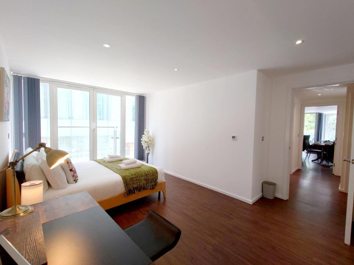 Fully Serviced Two Bed By Excel & O2