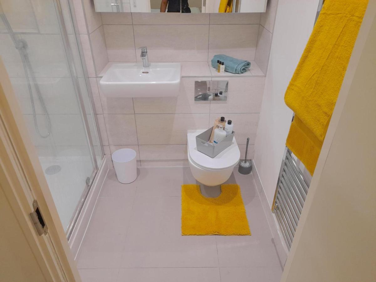 Apartment Two Bedroom Near Southall Station! London