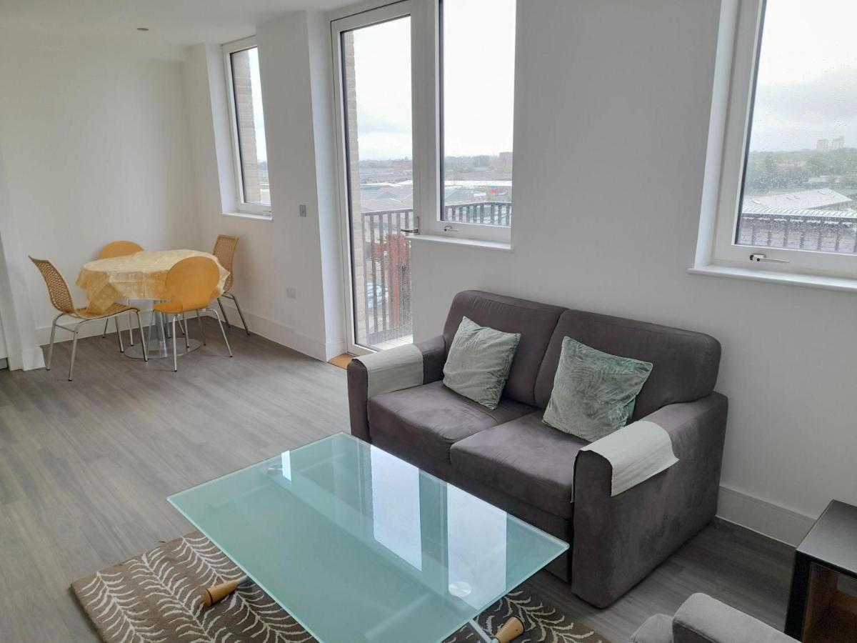 Two Bedroom Near Southall Station! Apartment London