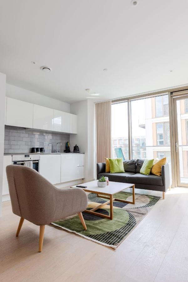 Dockside With Scenic Views Apartment