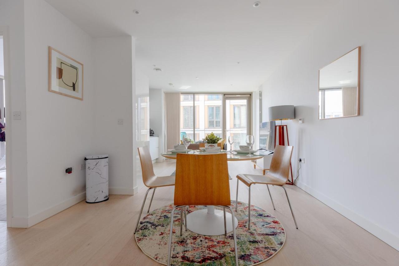 Apartment Dockside With Scenic Views London