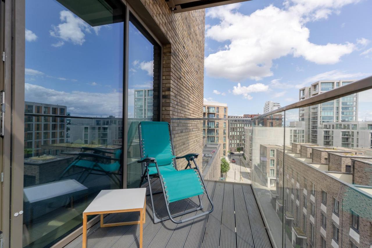 Dockside With Scenic Views * London