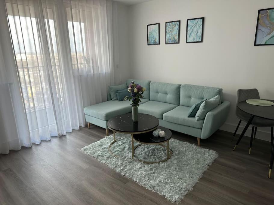 Stunning One-bedroom Apartment- Next To Tube Station- Sleeps 3 Londen