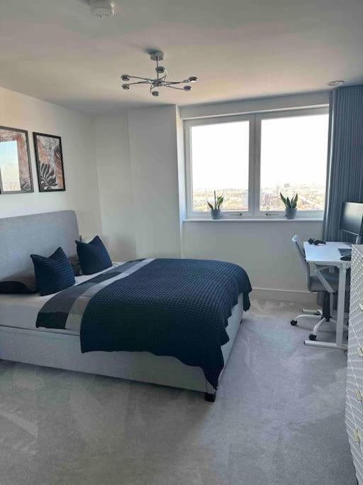 Appartement Stunning One-bedroom Apartment- Next To Tube Station- Sleeps 3 Londen