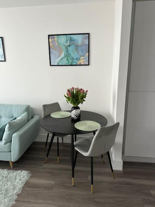 Stunning One-bedroom Apartment- Next To Tube Station- Sleeps 3 Appartement Londen
