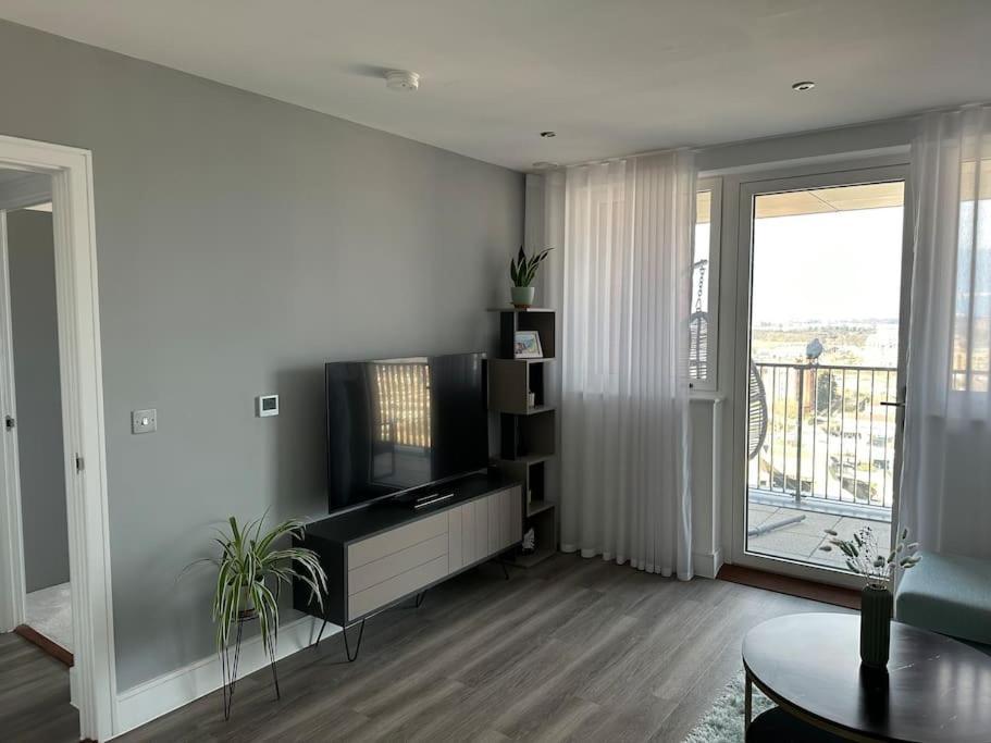 Stunning One-bedroom Apartment- Next To Tube Station- Sleeps 3 Londen