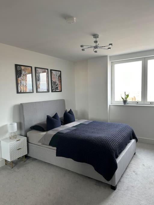 Stunning One-bedroom Apartment- Next To Tube Station- Sleeps 3 Appartement