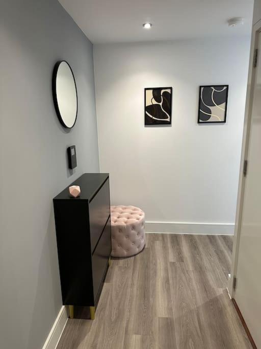 Stunning One-bedroom Apartment- Next To Tube Station- Sleeps 3 Appartement Londen