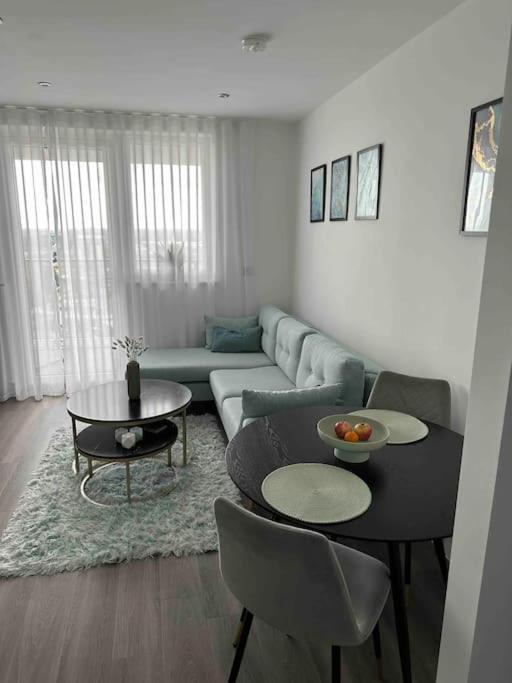 Stunning One-bedroom Apartment- Next To Tube Station- Sleeps 3 Appartement