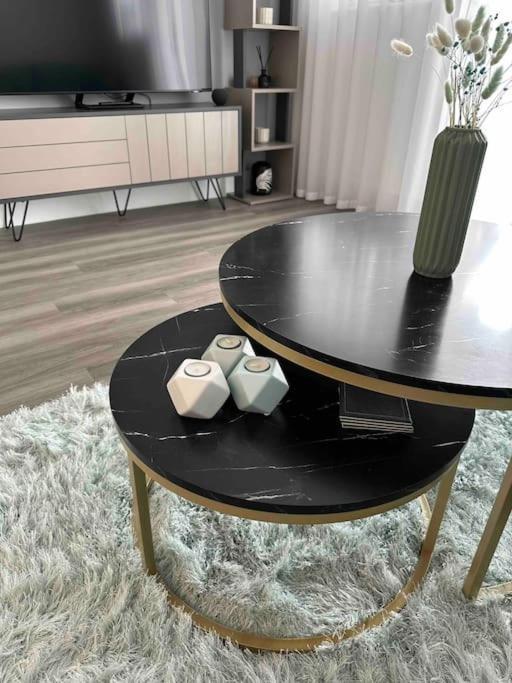 Stunning One-bedroom Apartment- Next To Tube Station- Sleeps 3 * Londen