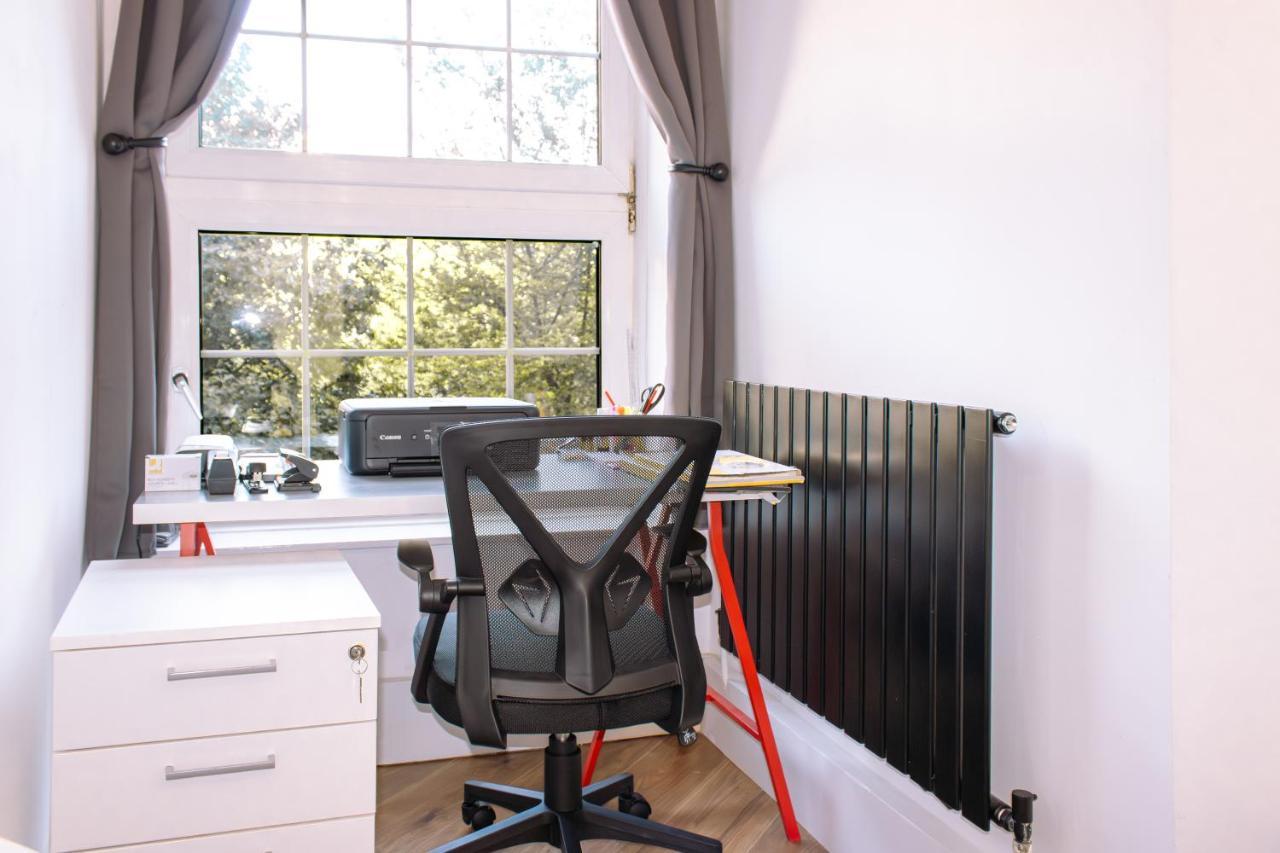 4 Bedroom Near Centre 2-min Walk To Metro !! Business & Family Friendly!! Apartment
