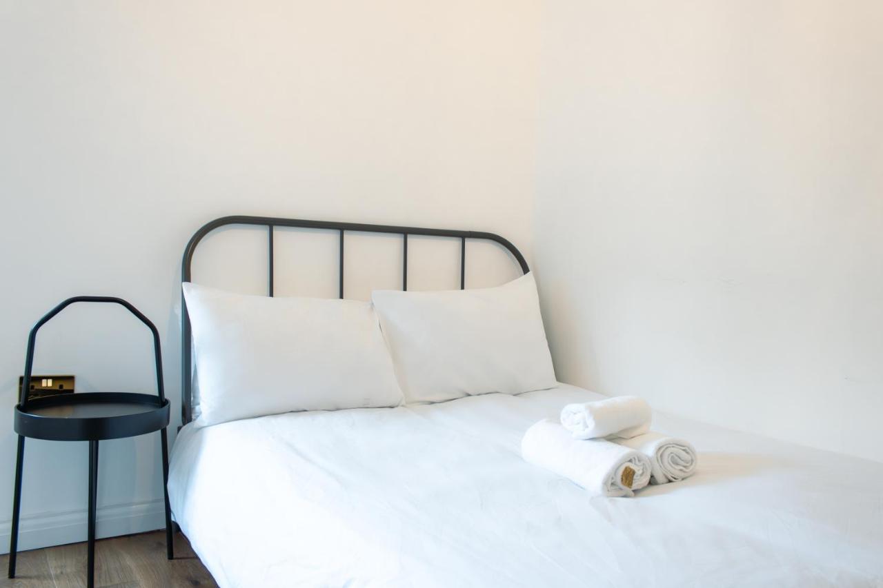 4 Bedroom Near Centre 2-min Walk To Metro !! Business & Family Friendly!! Apartment