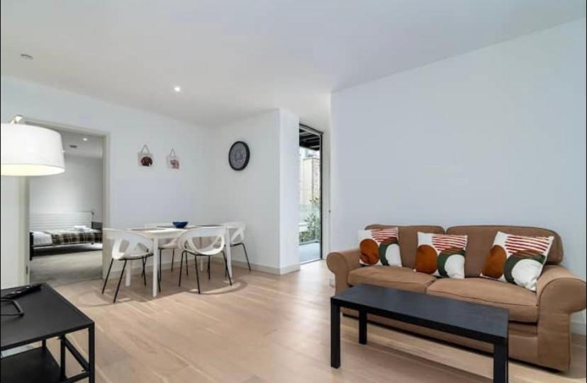 Contemporary Overlooking Barrier Park Homestay