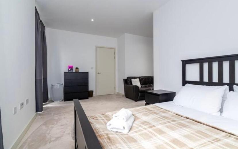 Contemporary Overlooking Barrier Park Homestay