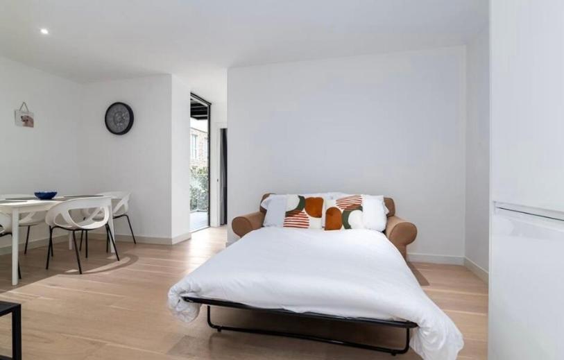 Homestay Contemporary Overlooking Barrier Park London