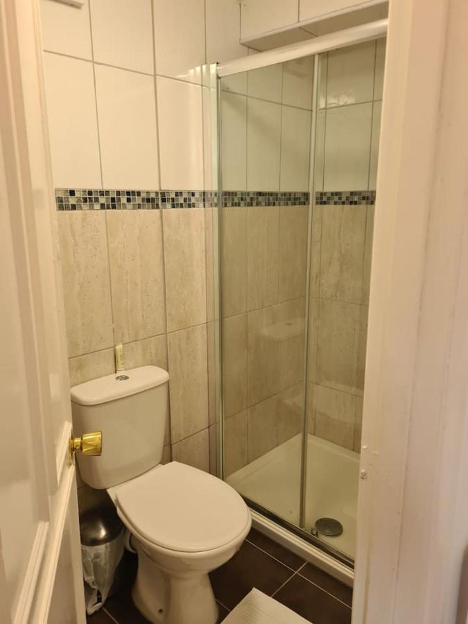 Close To Tower Bridge - 4 Bedroom House - 3 Bathrooms - Free Parking 3 Cars - Sleep 9 Ferienhaus London