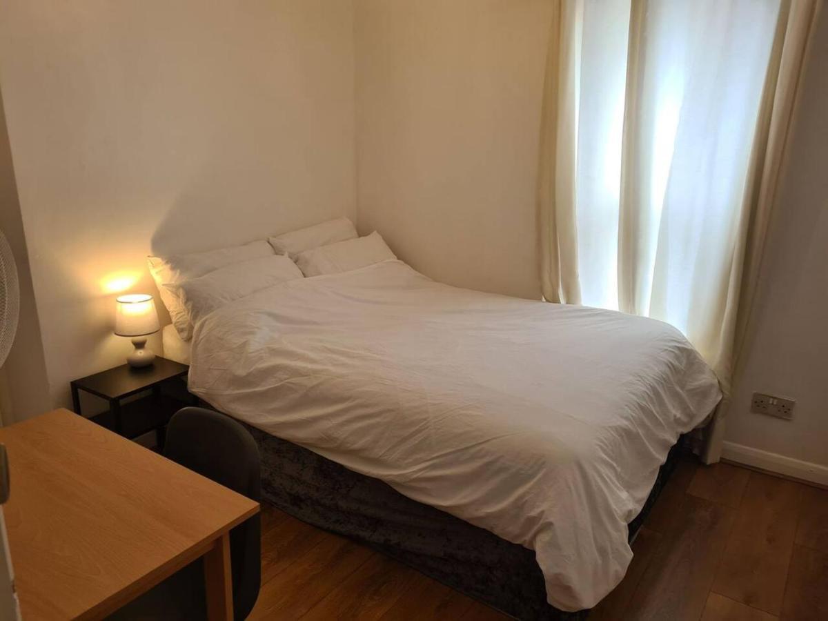 Close To Tower Bridge - 4 Bedroom House - 3 Bathrooms - Free Parking 3 Cars - Sleep 9 Ferienhaus