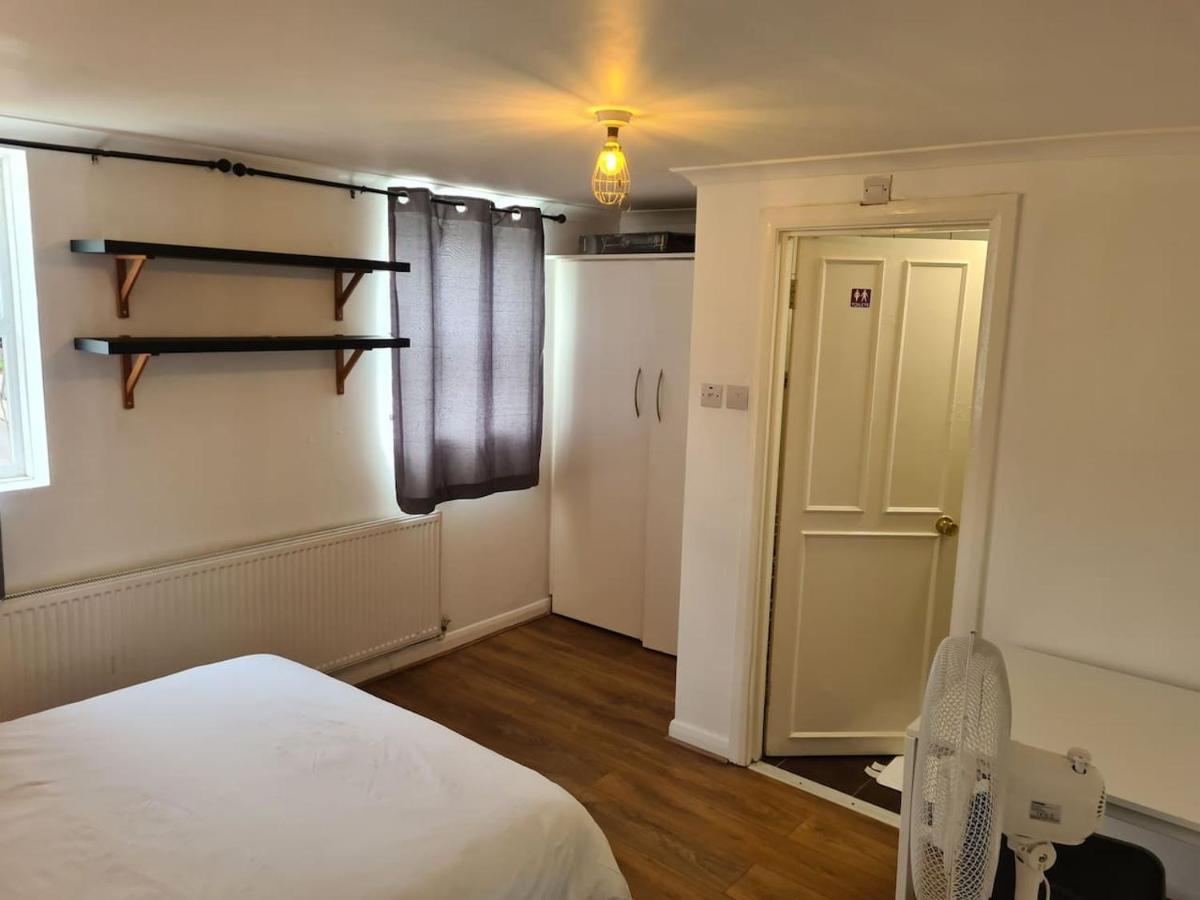 Close To Tower Bridge - 4 Bedroom House - 3 Bathrooms - Free Parking 3 Cars - Sleep 9 Ferienhaus *