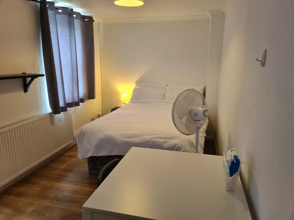 Close To Tower Bridge - 4 Bedroom House - 3 Bathrooms - Free Parking 3 Cars - Sleep 9 Ferienhaus *