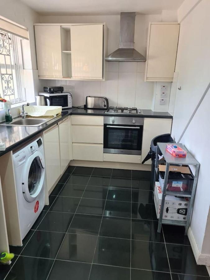 Close To Tower Bridge - 4 Bedroom House - 3 Bathrooms - Free Parking 3 Cars - Sleep 9 Ferienhaus London