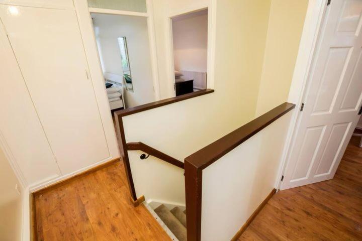 Homestay Spacious Near With Smart Tv