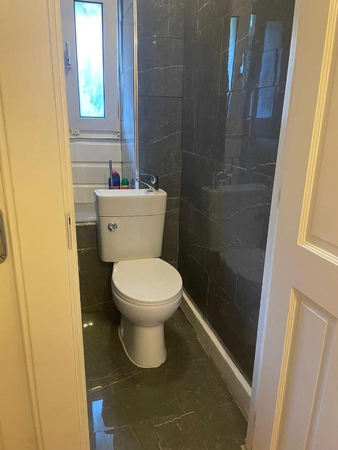 Spacious Near With Smart Tv * London