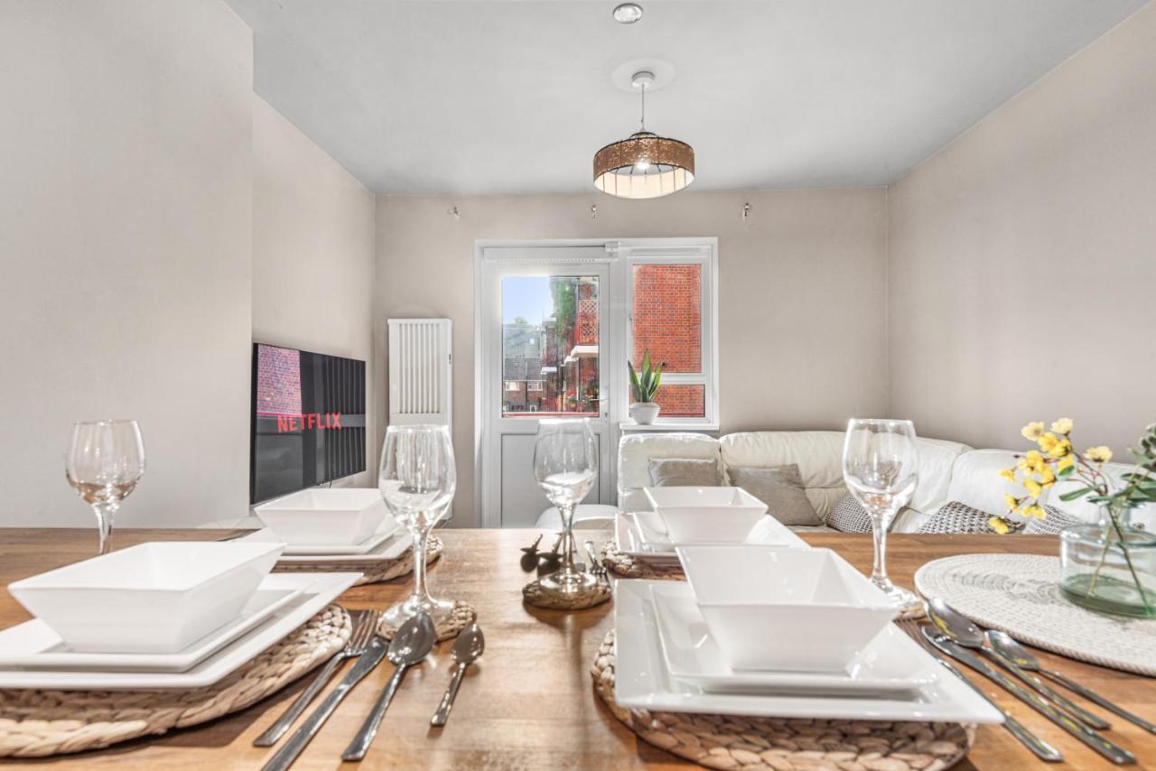 Apartment Whitechapel - Steps From Station & Sights! London