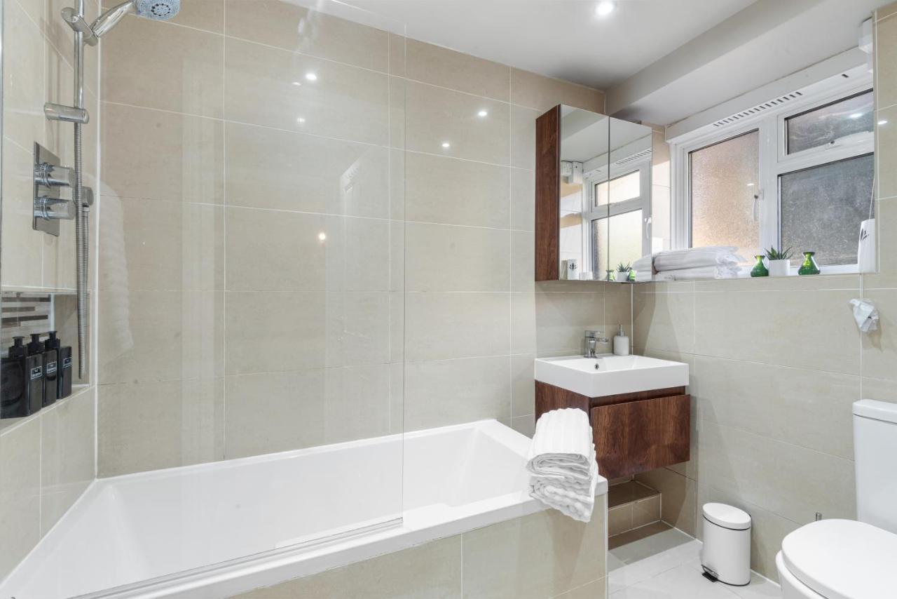 Whitechapel - Steps From Station & Sights! Apartment London