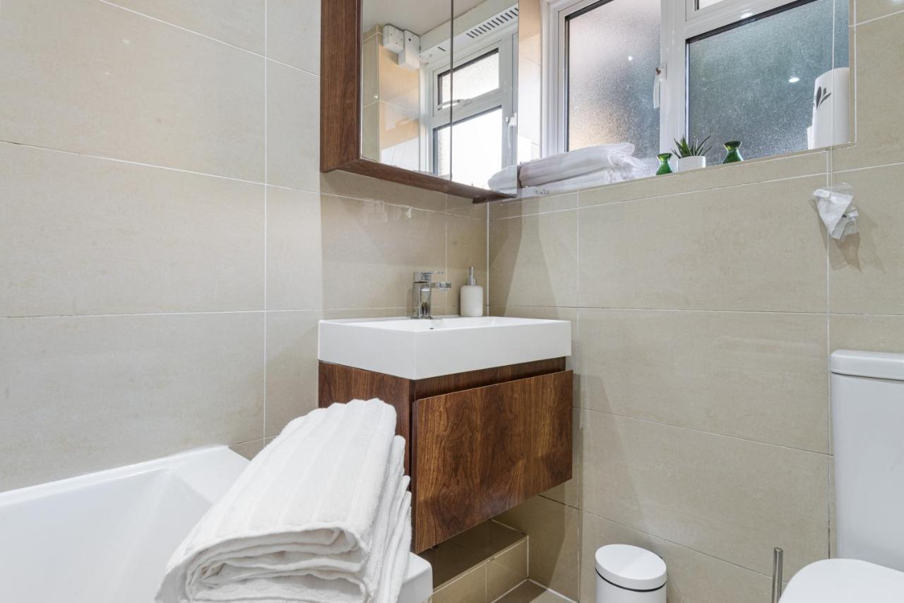 Apartment Whitechapel - Steps From Station & Sights! London