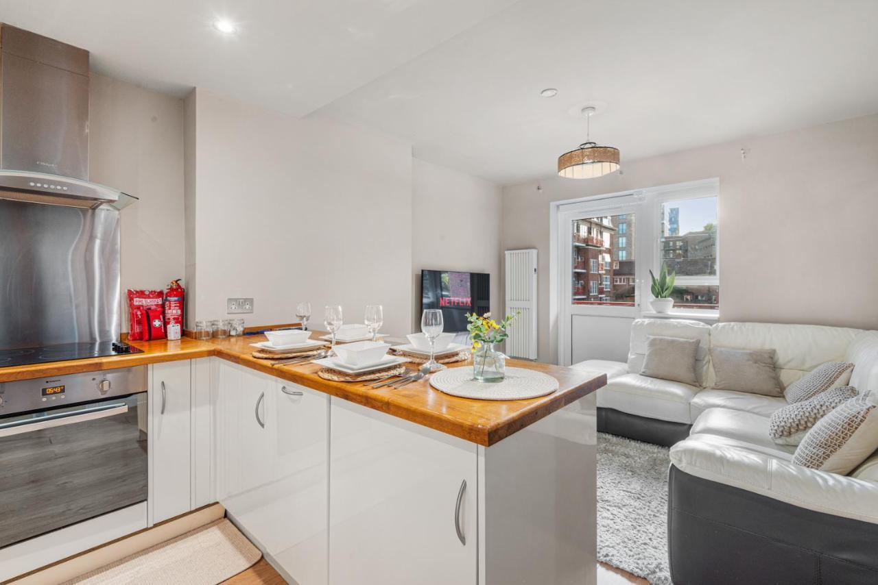 Whitechapel - Steps From Station & Sights! Apartment London