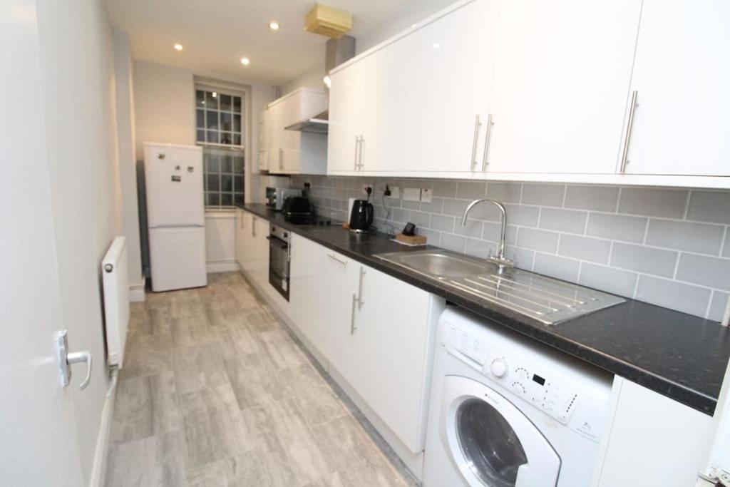 Modern 2 Bed Close To City Apartment *