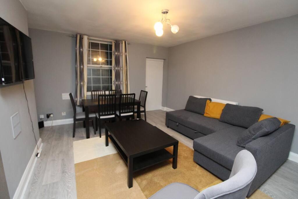 Modern 2 Bed Close To City Apartment