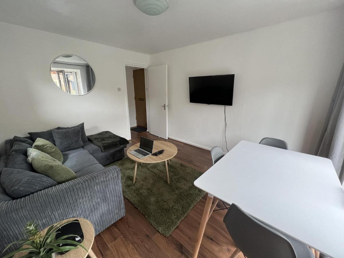 Canary Wharf Haven - Spacious & Homely Entire 1 Bedroom Flat Apartment London